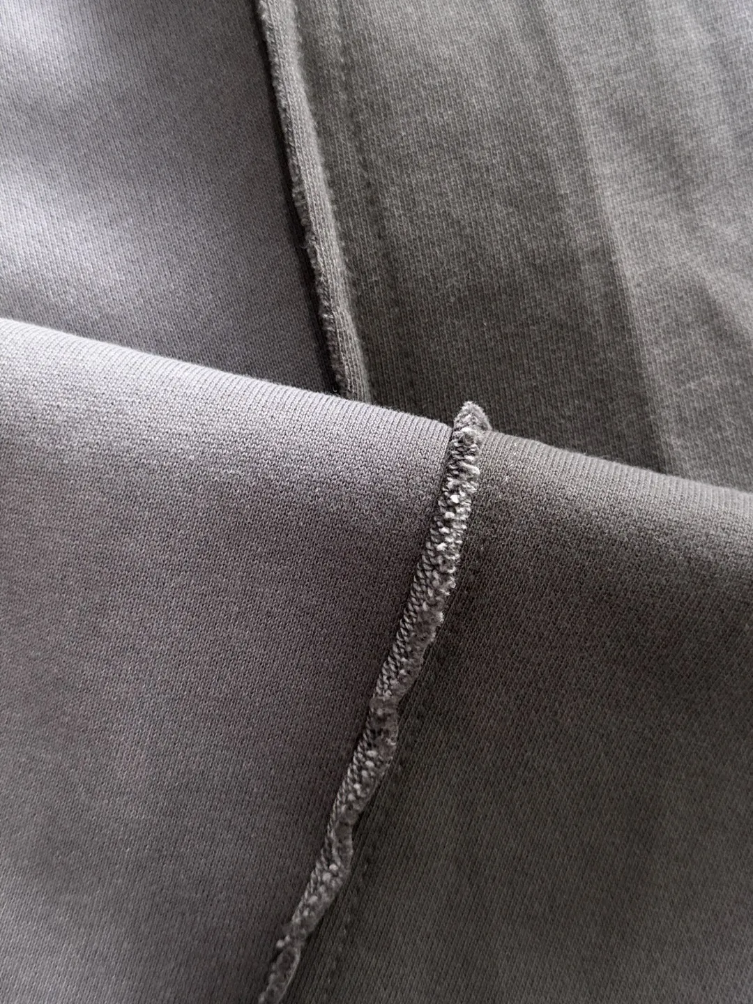 Next day shipment P360 Stone lsland/Stone Island Exclusively launches 25ss autumn and winter new high-quality trousers. Compare real-life details at will. Craftsmanship that ordinary small workshops cannot copy. Top-level ZP development. Unique imported fabric feel. Purely imported German machine production. Precision operation. Ten thousand needle density. A pair of trousers with rich details. You can see the development strength. A full set of new accessories are customized simultaneously. Simple yet elegant. Soft, delicate and comfortable. The upper body is versatile and fashionable. A perfect choice for autumn and winter. A must-have item. Loose fit. Please refer to the size chart when placing an order: S to XL (or state your height and weight when placing an order)